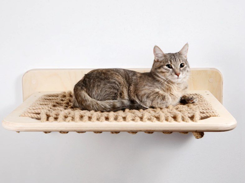 Домик лежанка для кошки из дерева