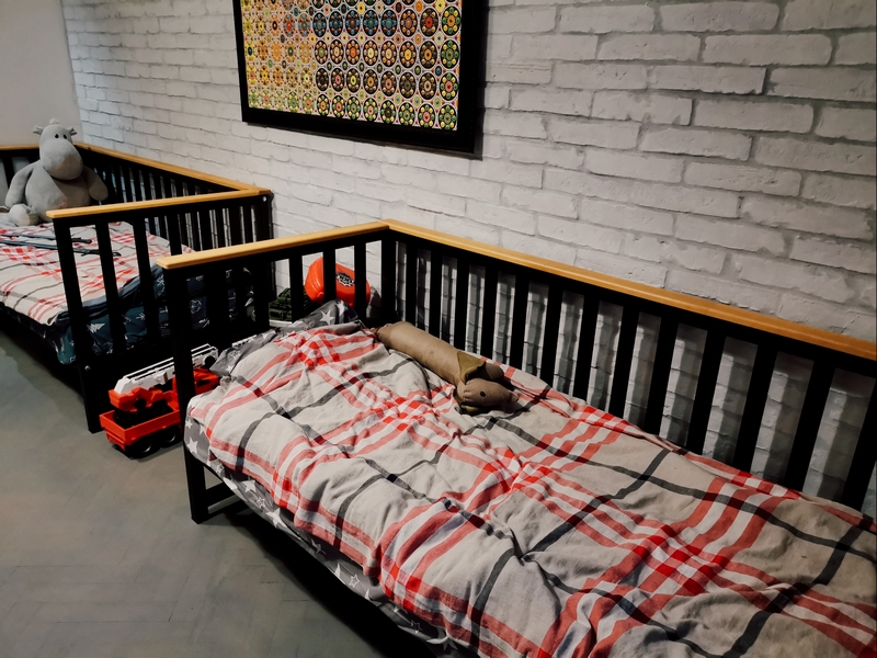 Кровать в детскую комнату из металла