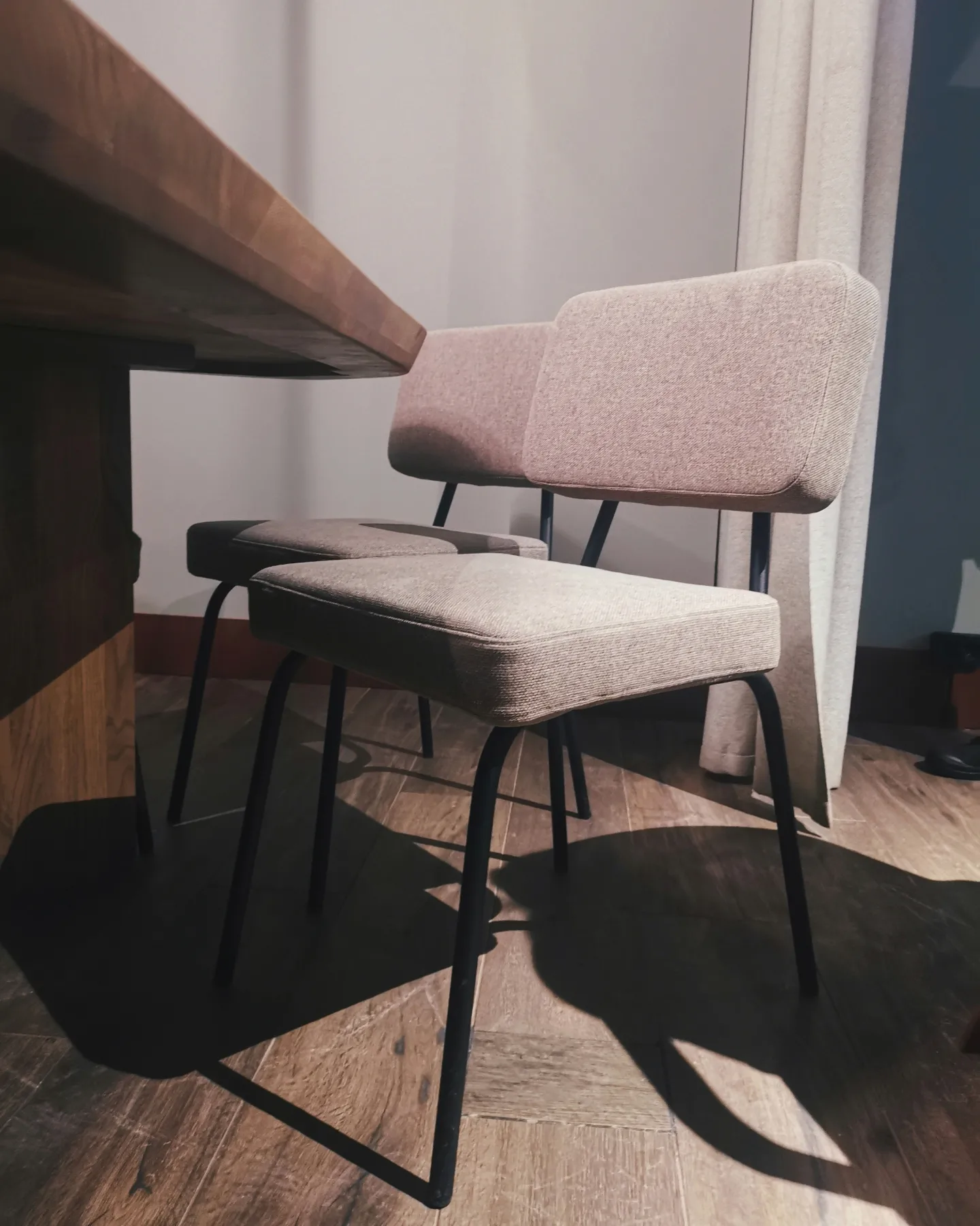 Мягкие стулья в кафе